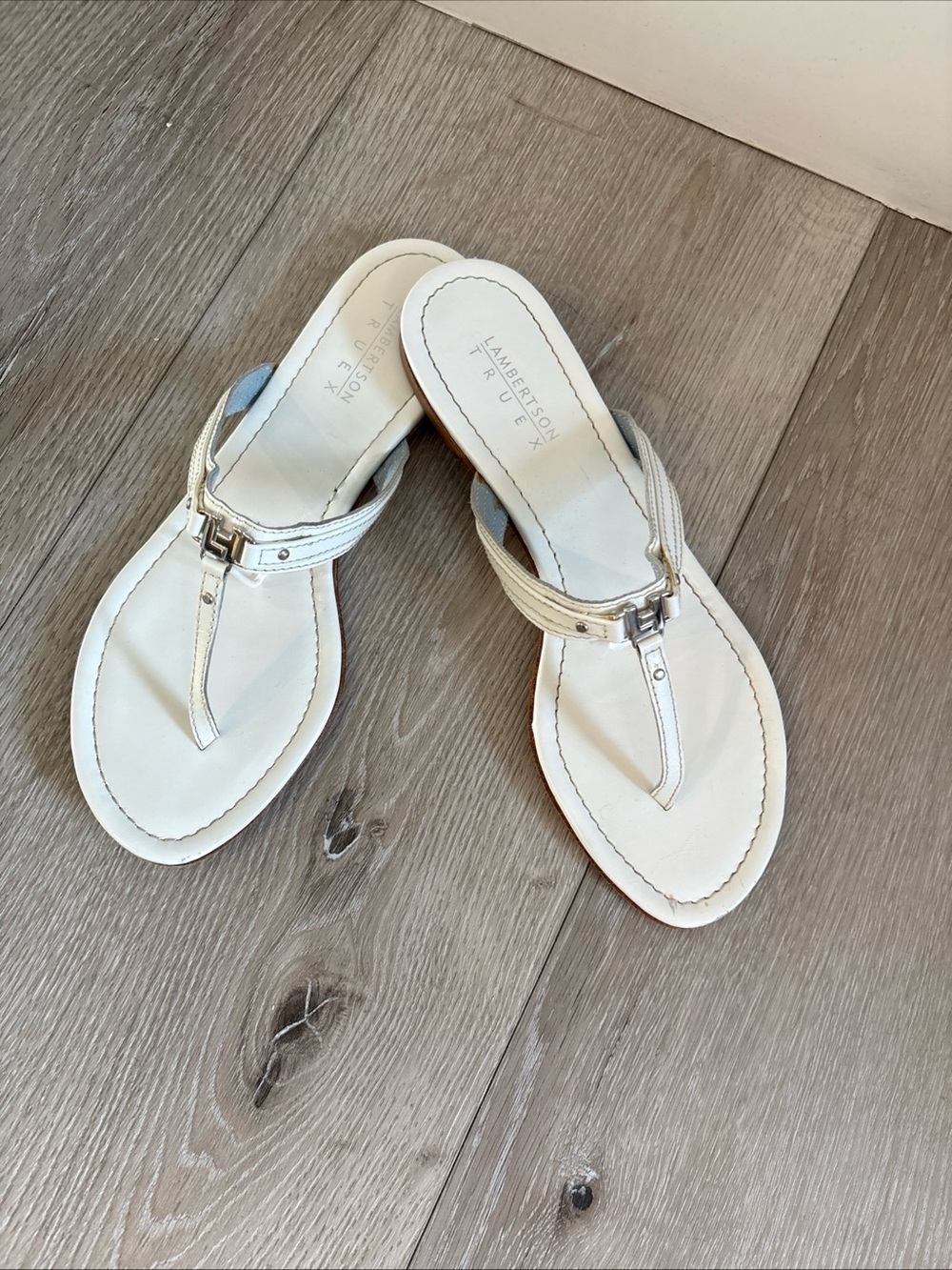 LAMBERTSON TRUEX  White Leather Thong Flats  Sandals Sz 39 EU / 8.5 US Italy